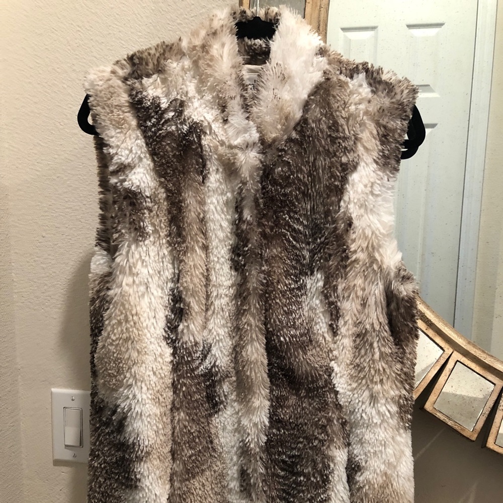 Cabi Aspen Faux Fur Vest size Medium beige tan